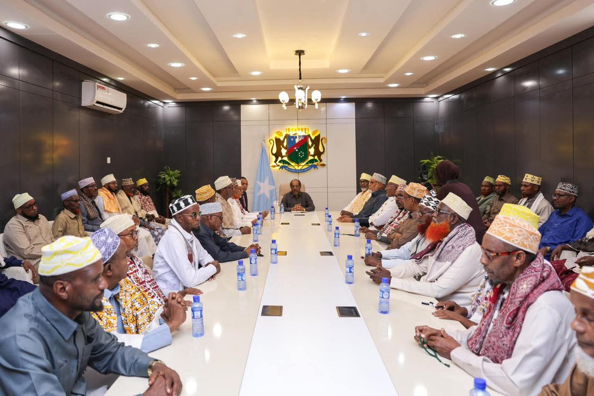 qalanjadiOmar0's tweet photo. Inkastoo midnimo la sheegayo, miyey dadka iyo dowladdu si dhab ah isku maqlaan?
Ma horumar ayaa ka imanaya wada-tashiga mise waa been-abuur siyaasadeed?
#Somalia #Siyaasad #Iskaashi #Nabadda https://t.co/4lxygzzf2R