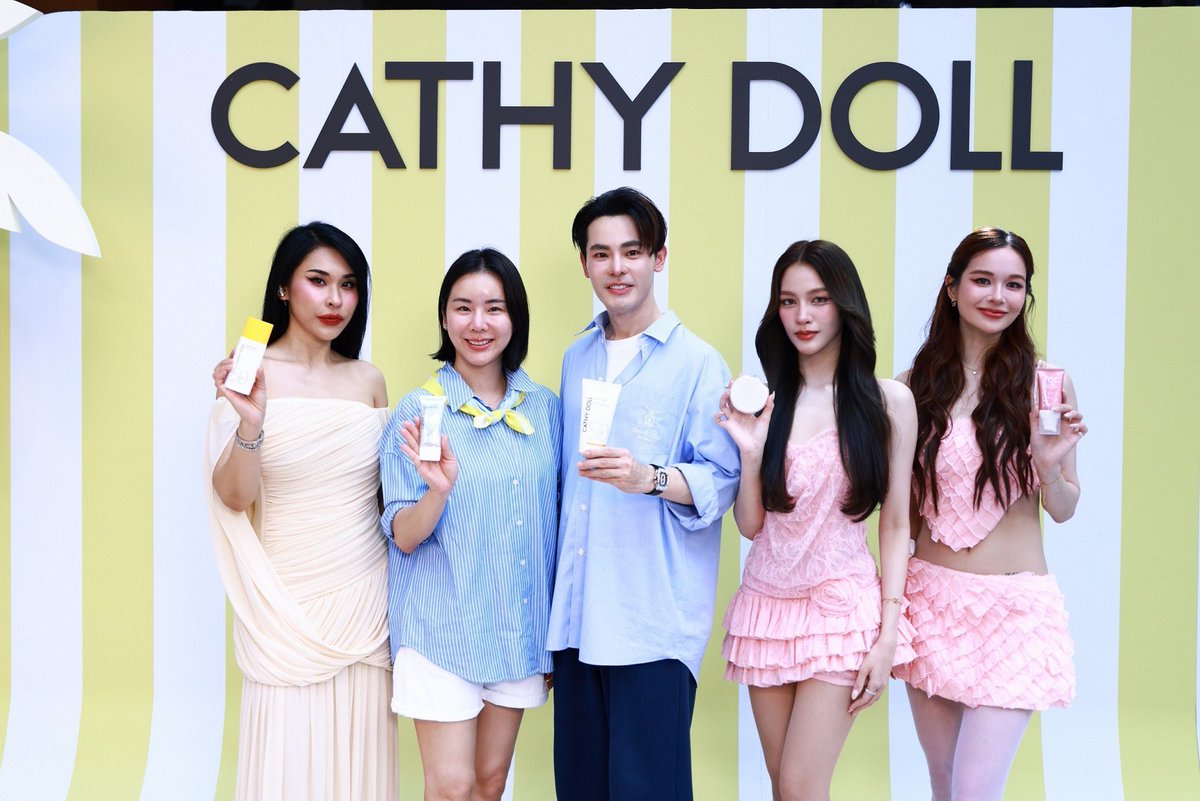 bnnmediath's tweet photo. สยามแตก! CATHY DOLL เนรมิตรันเวย์สู้แสง ดึง “แตงกวา-เหนือ” แท็กทีม สายป่าน (SP Saypan) อวดผิวออร่าท้าแดดในงาน “THE SUN DON’T CARE” พร้อมโชว์สุดปังจาก 'ดาด้า มิสแกรนด์กาฬสินธุ์' สร้างสีสันสนั่นเมือง
#TKNur #TKphinyanech #nurdesoraya
#CATHYDOLL #TheSunDontCare #ไม่สนสีสนแดด https://t.co/tLWM7MMh1F