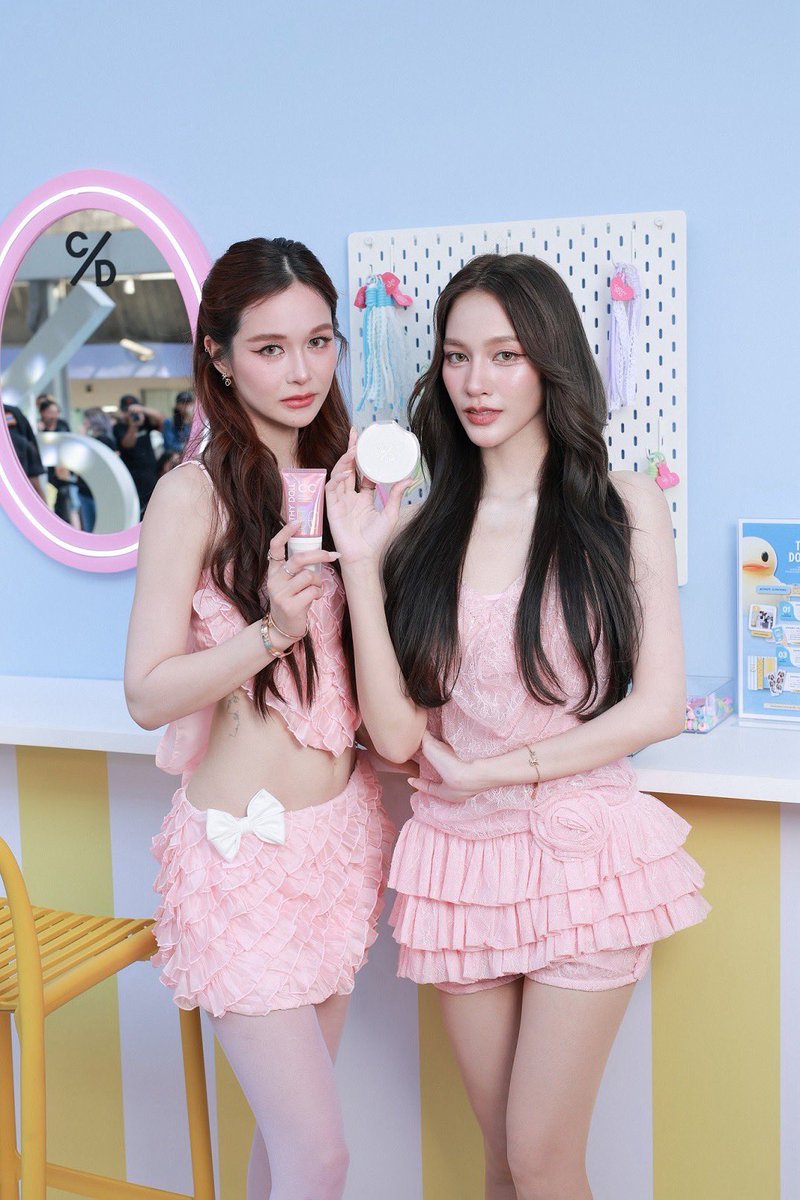 bnnmediath's tweet photo. สยามแตก! CATHY DOLL เนรมิตรันเวย์สู้แสง ดึง “แตงกวา-เหนือ” แท็กทีม สายป่าน (SP Saypan) อวดผิวออร่าท้าแดดในงาน “THE SUN DON’T CARE” พร้อมโชว์สุดปังจาก 'ดาด้า มิสแกรนด์กาฬสินธุ์' สร้างสีสันสนั่นเมือง
#TKNur #TKphinyanech #nurdesoraya
#CATHYDOLL #TheSunDontCare #ไม่สนสีสนแดด https://t.co/tLWM7MMh1F