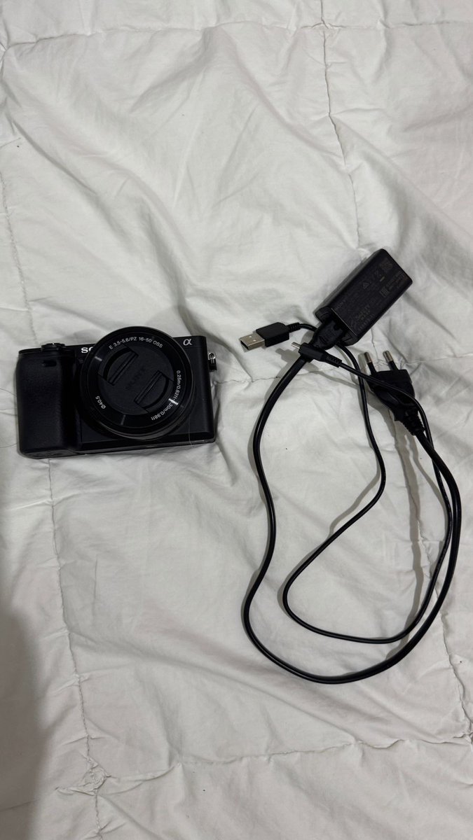 dpreva_'s tweet image. gaisss aku jual kamera Sony Alpha a6400 Mirrorless Digital Camera with E PZ 16-50mm f3.5-5.6 OSS II Lens (Black)

12juta/nego! 
pengiriman dari Bali (ongkir ditanggung pembeli/bisa cod)
please bantu rt atau share 💗

#zonauang #forsale