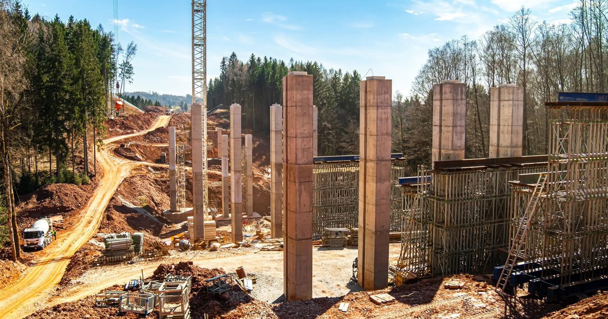 mi_roads's tweet photo. 🏗 V průběhu velikonočního týdne jsme na D11 Trutnov – st. hr. 🇨🇿/🇵🇱 dokončili kompletní instalaci prefabrikovaných nosníků konstrukce mostu SO 219 u Královce. 

🟥⬜️ Na most bylo potřeba dopravit a osadit 1⃣4⃣ „drobečků“ o délce 3⃣5⃣m a hmotnost přes 5⃣1⃣ tun🔥.

#mi #miroads https://t.co/Jpaxyb9wV2