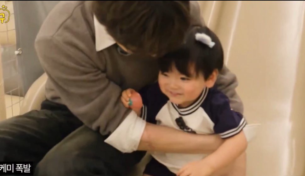 bababanggg's tweet photo. 내가 햇살유치원 병아리반때부터 꿈꿔왔던 엄마아빠놀이의 최종모범단계를 결국찍으셨네 팔에 엄청 큰 흉터있고, 애처가고, 변미새인 https://t.co/ZDlRDDq2TB