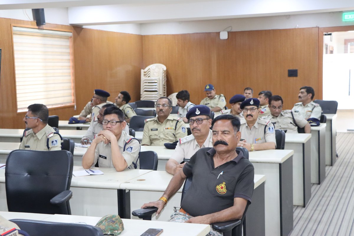 BhopalMppa's tweet photo. मध्य प्रदेश पुलिस अकादमी, भोपाल में “A-ha” ऐप के उपयोग हेतु प्रशिक्षण आयोजित।
श्री प्रदीप सिंह चौहान, प्रभारी डायल 112 द्वारा अधिकारियों एवं कर्मचारियों को वीडियो कॉन्फ्रेंसिंग “A-ha”ऐप का प्रशिक्षण दिया गया ।
@CMMadhyaPradesh
@Dial112MP
@probhopal
#AhaApp #Training #mppolice https://t.co/nmSwkcdfTl