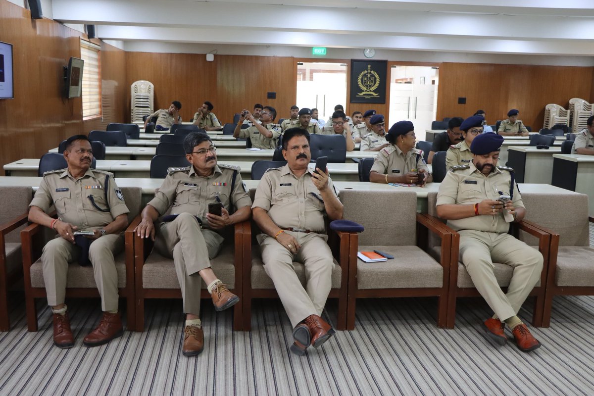 मध्य प्रदेश पुलिस अकादमी, भोपाल में “A-ha” ऐप के उपयोग हेतु प्रशिक्षण आयोजित।
श्री प्रदीप सिंह चौहान, प्रभारी डायल 112 द्वारा अधिकारियों एवं कर्मचारियों को वीडियो कॉन्फ्रेंसिंग “A-ha”ऐप का प्रशिक्षण दिया गया ।
<a href="/CMMadhyaPradesh/">Chief Minister, MP</a>
<a href="/Dial112MP/">Dial 112 MP</a>
<a href="/probhopal/">PRO JS Bhopal</a>
#AhaApp #Training #mppolice