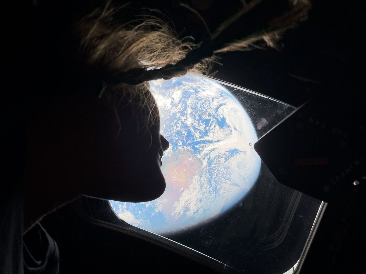 ukulele_katie's tweet photo. Christina Koch has talked about having a poster of the Earthrise photo on her wall when she was younger, and now I want this photo on my wall https://t.co/FuTkzVdtE5