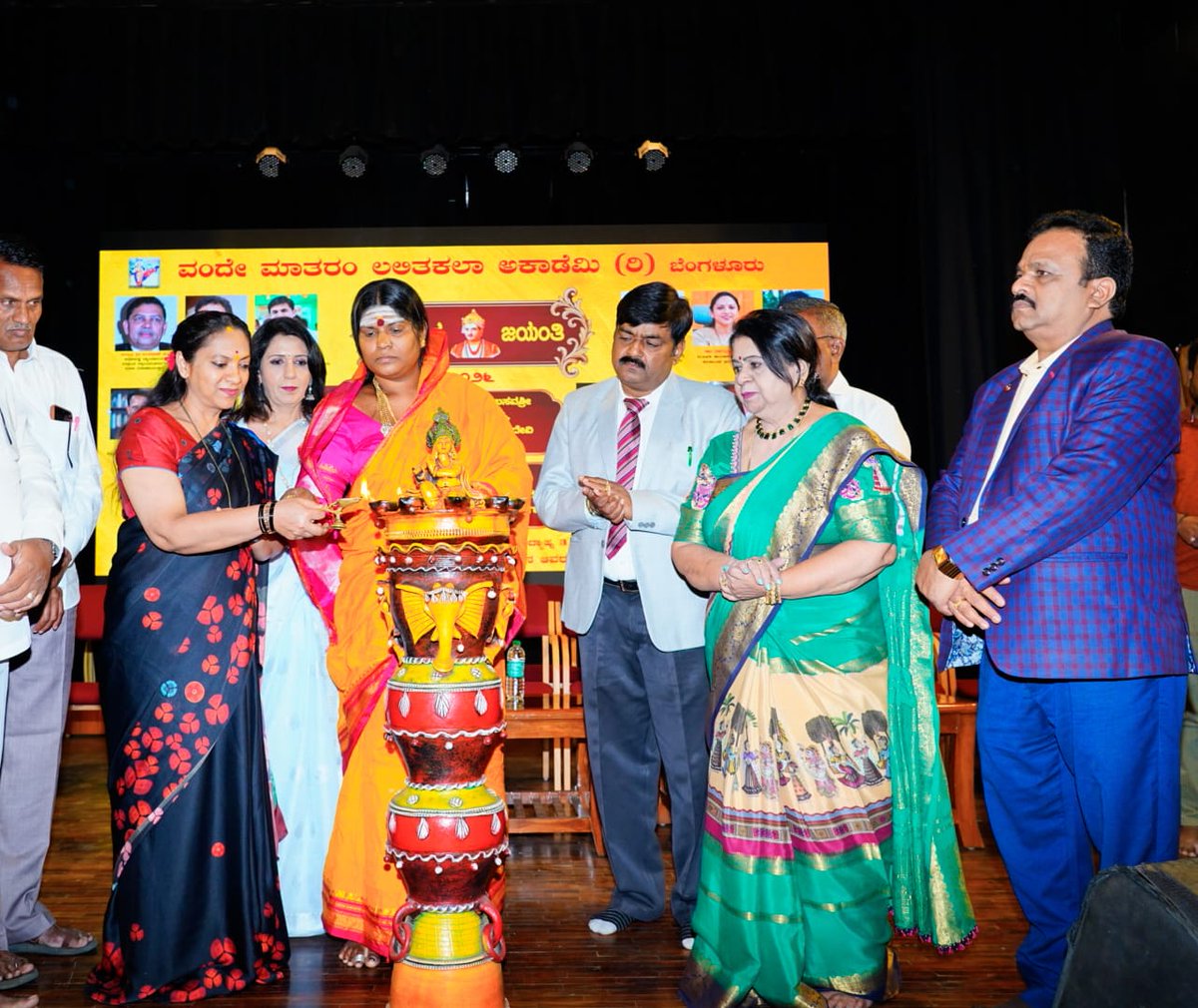 Kscwofficial's tweet image. ಬೆಂಗಳೂರಿನ ಕನ್ನಡ ಸಾಹಿತ್ಯ ಪರಿಷತ್ತಿನಲ್ಲಿ ವಂದೇ‌ ಮಾತರಂ ಲಲಿತಾ ಕಲೆ ಅಕಾಡೆಮಿಯವರು ಆಯೋಜಿಸಿದ್ದ ಬಸವ ಜಯಂತಿ ಕಾರ್ಯಕ್ರಮದಲ್ಲಿ ಭಾಗವಹಿಸಿದ ರಾಜ್ಯ ಮಹಿಳಾ ಆಯೋಗದ ಅಧ್ಯಕ್ಷರಾದ ಡಾ.ನಾಗಲಕ್ಷ್ಮೀ ಚೌಧರಿ ಅವರು ಕಾರ್ಯಕ್ರಮವನ್ನುದ್ದೇಶಿಸಿ ಮಾತನಾಡಿದರು.

#drnagalakshmi
#WomenEmpowerment #womensvoice #womenscommission