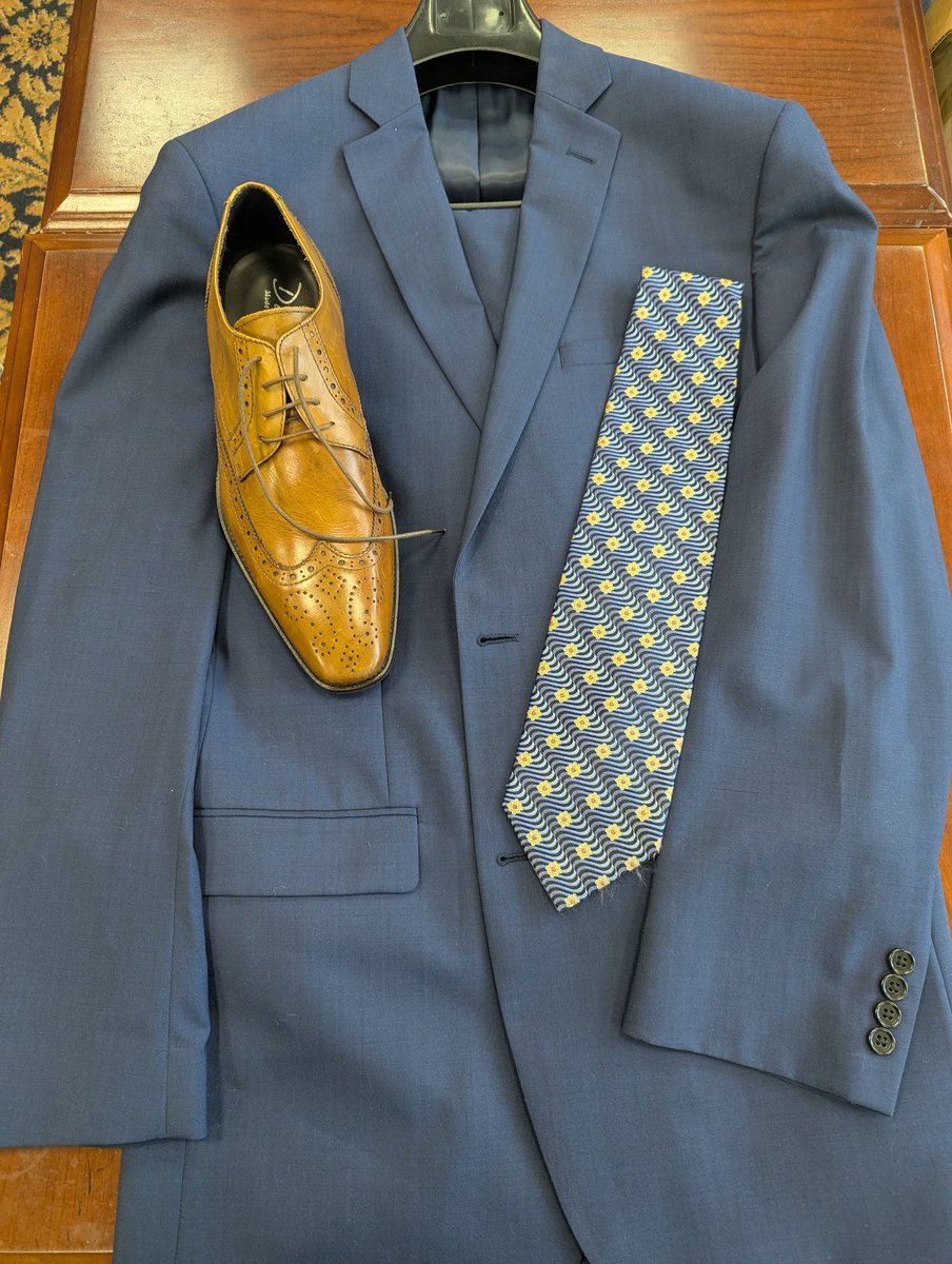 Montajhktailor's tweet image. Tailored to stand out—this custom navy suit brings timeless style with a modern edge. Paired with rich tan brogues and a statement tie, it’s the perfect balance of classic and bold.
-
-
-
#customsuit #menswearstyle #dapperlook #tailoredfit #promready