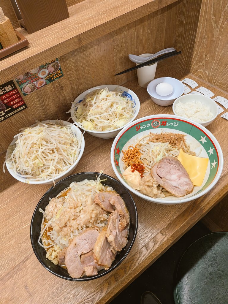 デカ盛りラーメン食べてます(デカさん)🍜 tweet media