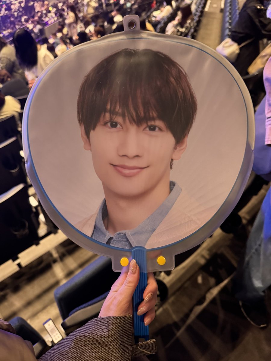 a_phm48's tweet photo. 逆転男子のイベント終わりにこのうちわを忘れた方いたので、スタッフさんに届けておきました！
3LEVEL25列辺りです！

無事に持ち主さんに届きますように😭🙏
#逆転男子 #なにわ男子 #横浜Kアリーナ https://t.co/u5qXjfZc7V