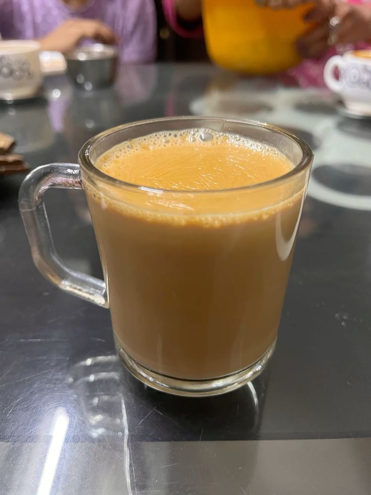 زندگی اچھی بُری جیسی بھی ہو جی لیتے ہیں..... 
گھر اگر مہمانوں سے بھرا ہو تو بن سوچے بن سمجھے بس چائے پی لیتے ہیں.....