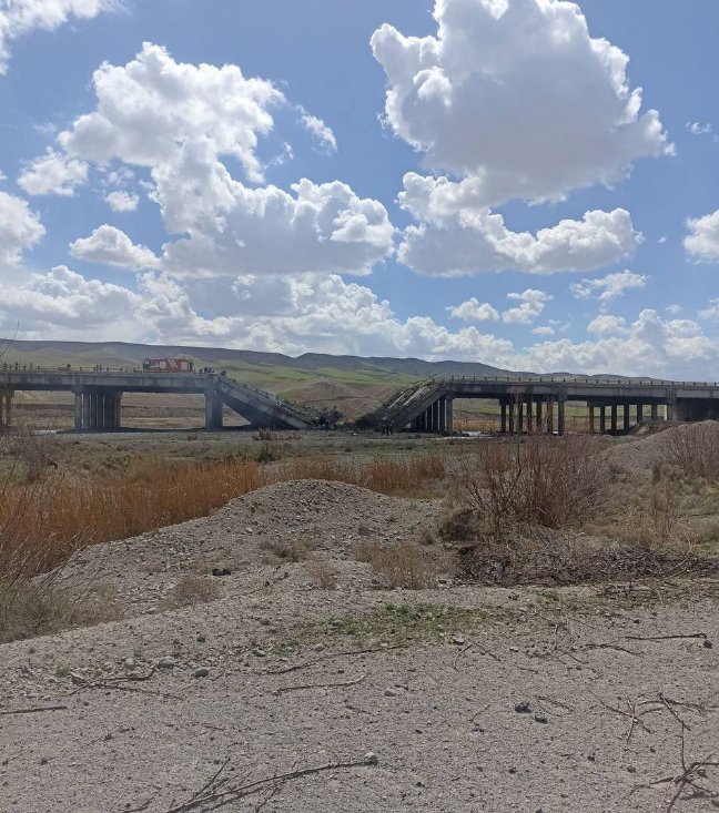 XWorldNews1's tweet photo. 🔴NOW: Bridge strikes reported across Iran

Images show damage to a highway bridge between Hashtroud and Tabriz following apparent Israeli strikes. Separately, a rail bridge in Kashan was hit, with Iranian media reporting two fatalities. https://t.co/8dzo70hjuO
