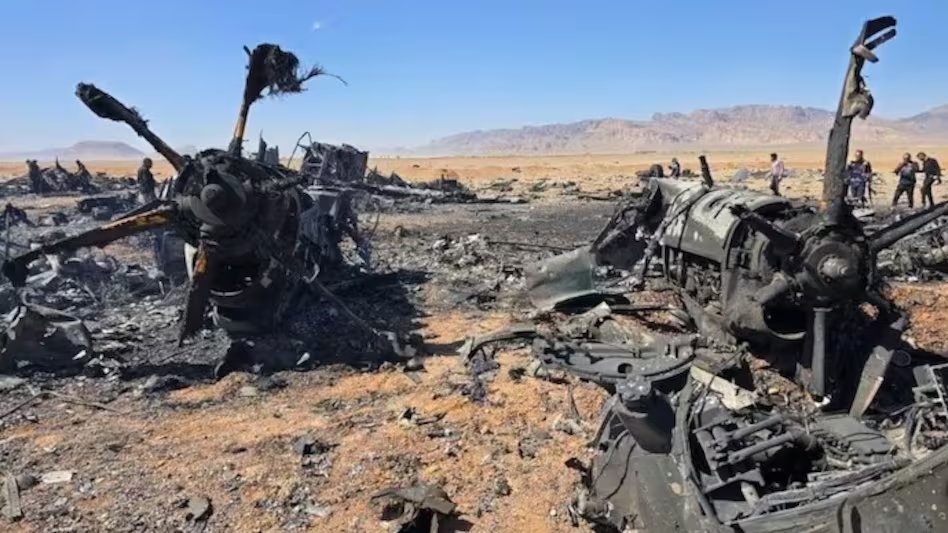 aajtak's tweet image. 155 एयरक्राफ्ट, वीरान एयरपोर्ट... ईरान से US पायलट के रेस्क्यू ऑपरेशन वाली थ्योरी पर क्यों उठ रहे सवाल

सबसे बड़ा सवाल यह है कि F-15E लड़ाकू विमान आखिर मध्य ईरान में कर क्या रहा था.  अमेरिका का कहना है कि यह एक नियमित मिशन पर था, लेकिन एक पूर्व सीआईए अधिकारी ने दावा किया कि यह