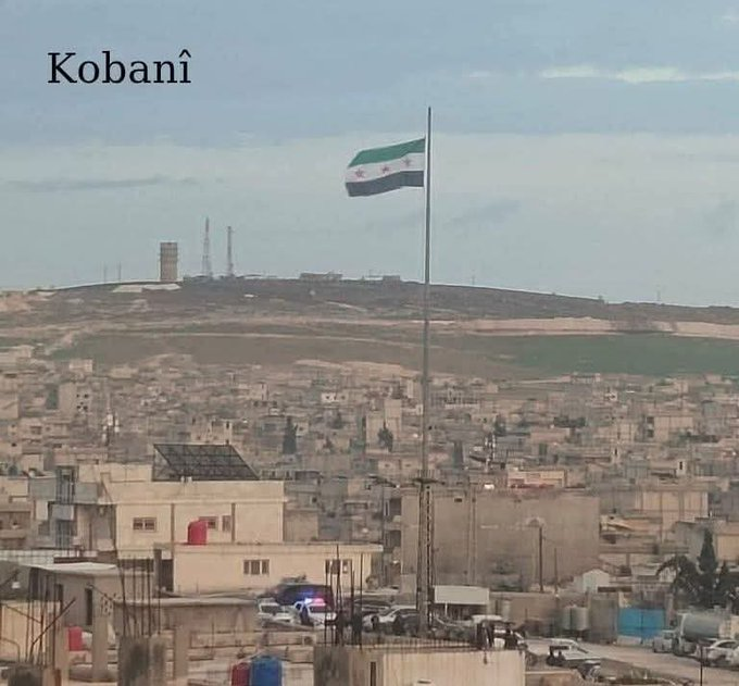 📌Apoculuk budur işte: Kürdistan'ın her karış toprağında işgalci devletlerin bayrağını dalgalatmak!

Apo'nun paradigması dalgalanıyor Kobani'de işte tüm haşmetiyle.

Rojava Önder Apo'nun kırmızı çizgisidir diyen tüm hamam böcekleri ellerinizi kaldırın!

Geveze çakal çukal takımı