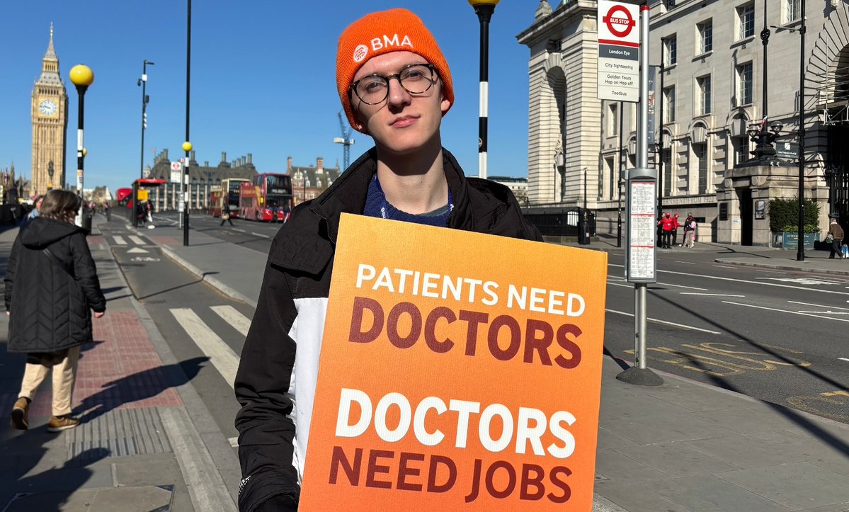 The Mirror tweet media