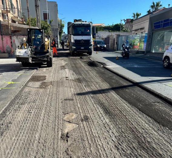 ComunediCatania's tweet photo. Lavori Pubblici, nuovo asfalto drenante in via Messina per un chilometro https://t.co/ZSvmwvEGae https://t.co/wsUrnF0u7a