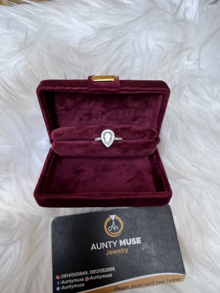 Beauty Proposal Ring 
Moissanite Stones 
#150,000