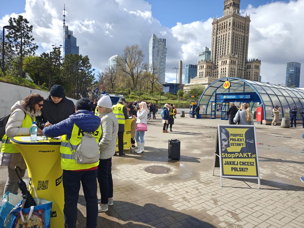 ROGranic's tweet image. Właśnie teraz działamy na warszawskiej Patelni!

Jeśli jesteś w Warszawie, wracasz z pracy albo po prostu przechodzisz obok Metra Centrum – wpadnij do nas na moment. 

Czekamy, podpisy wpadają, a atmosfera jest świetna. Czekamy dzisiaj do 17:00.

To tylko minuta Twojego czasu, a