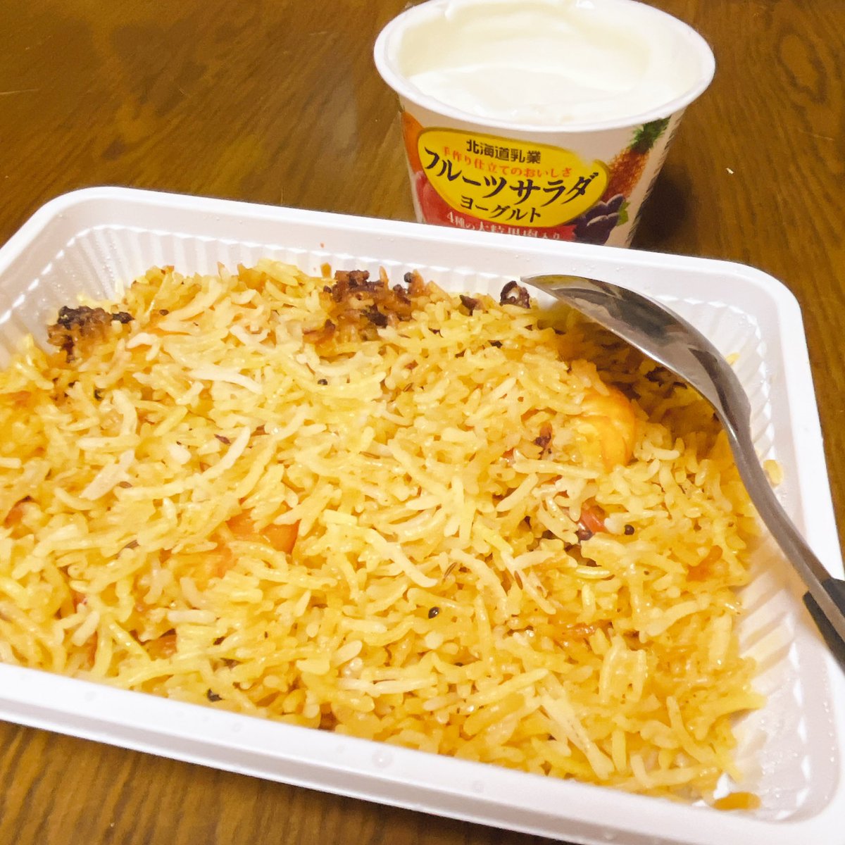 🇮🇳オタク社会人の限界メシ。
東武池袋で買ったジョニーさんのビリヤニにヨーグルトを添えて…(容器の入れ替えさえ手間なのだ…)