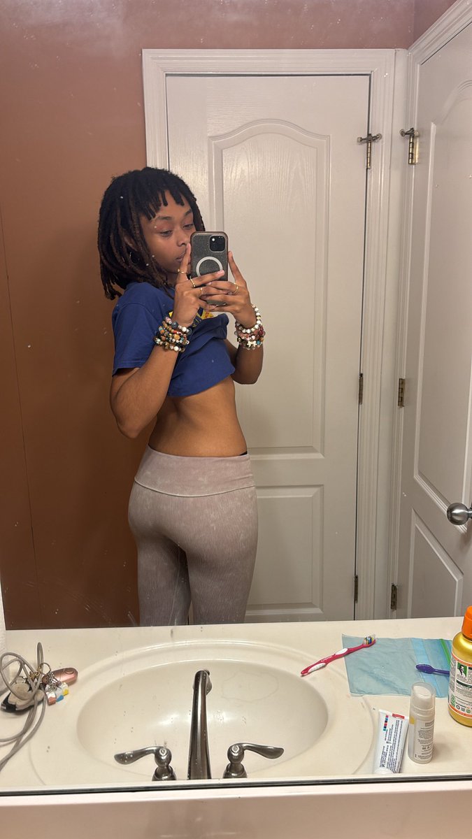 It should be a crime the way clothes make my ass smaller😭😭😭