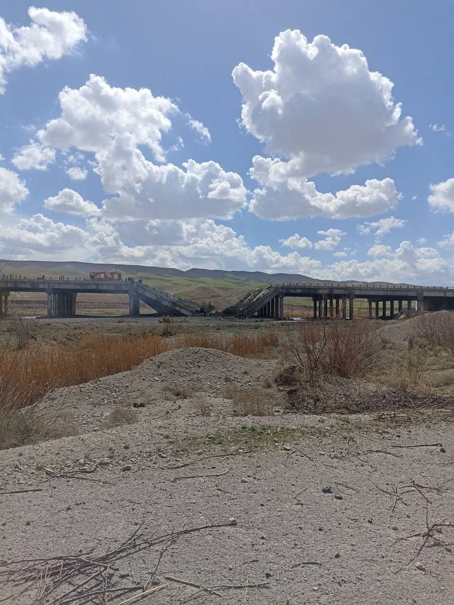 🇮🇱🇮🇷 Israel has reportedly struck several key railway bridges in Iran, with footage showing the attack on rail infrastructure in Karaj.

The image is from the Hashtrud-Tabriz highway.