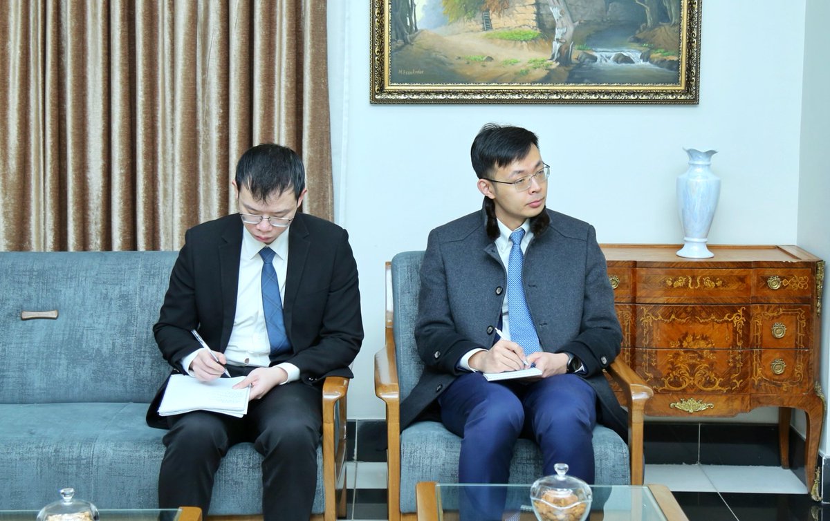 MoFA_Afg's tweet image. په کابل کې د چین ولسي جمهوریت سفیر ښاغلي ژاو شینګ، د افغانستان اسلامي امارت د بهرنیو چارو له وزیر، محترم مولوي امیرخان متقي سره د دوو ‌اړخیزو همکاریو، سیمه‌ییزو تحولاتو او د چین اورمچي ښار کې د روانو مذاکراتو د بهیر په اړه بحث او د نظر تبادله وکړه.