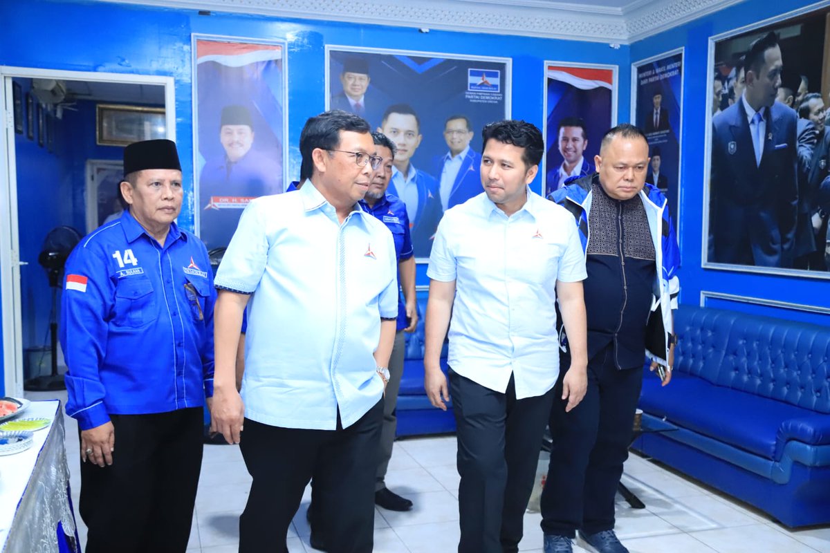 PDemokrat's tweet photo. Sekretaris Jenderal Partai Demokrat, Herman Khaeron, menghadiri acara Halalbihalal DPC Partai Demokrat Kabupaten Gresik, Jawa Timur, pada 2 April 2026. Kegiatan silaturahmi ini menjadi momentum penting dalam memperkuat soliditas kader partai.

Dalam arahannya, @akang_hero menegaskan pentingnya menjaga kekompakan seluruh struktur partai, mulai dari tingkat pusat hingga anak ranting. Ia juga mendorong kader untuk terus berjuang dalam menyerap dan memperjuangkan aspirasi rakyat secara konsisten.