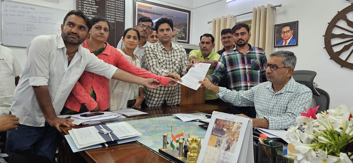 बाड़मेर!!
सत्र 2026-27 के शैक्षणिक कैलेंडर में अवकाश कटौती के विरोध में <a href="/RESMA_7/">राजस्थान एकीकृत शिक्षक महासंघ</a> की जिला शाखा बाड़मेर द्वारा जिला कलेक्टर को शिक्षा मंत्री <a href="/madandilawar/">Madan Dilawar</a> जी के नाम ज्ञापन दिया दिया गया है  ।।<a href="/JATbera1/">Bhera ram</a> <a href="/SKT_Choudhary/">Shakti Choudhary</a> <a href="/Dadarwal7/">Harpal Dadarwal</a> 
<a href="/chutra_godara/">CR GODARA BARMER</a> 
<a href="/opchoudharyjaat/">OP CHOUDHARY</a> <a href="/JaniVaga/">tr.vagarambachhrau</a>