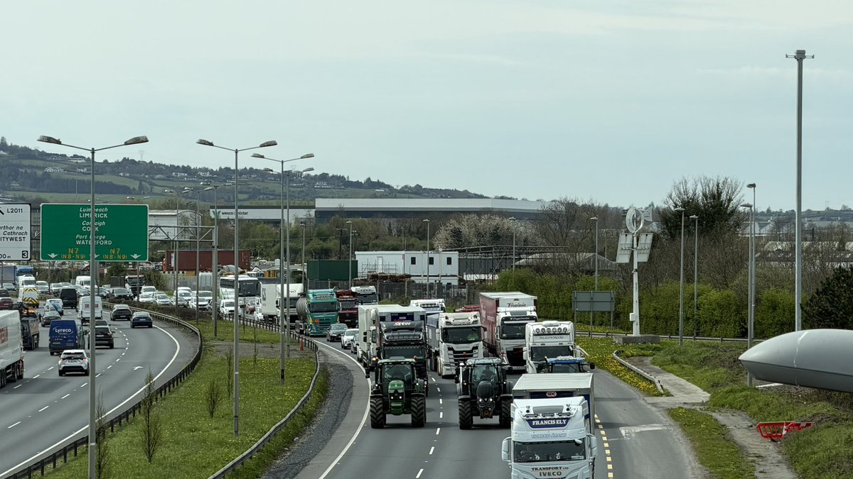 techbuzzinfo's tweet image. Naas Road right now. Forget about moving  #fuelcrisis #fuelprices