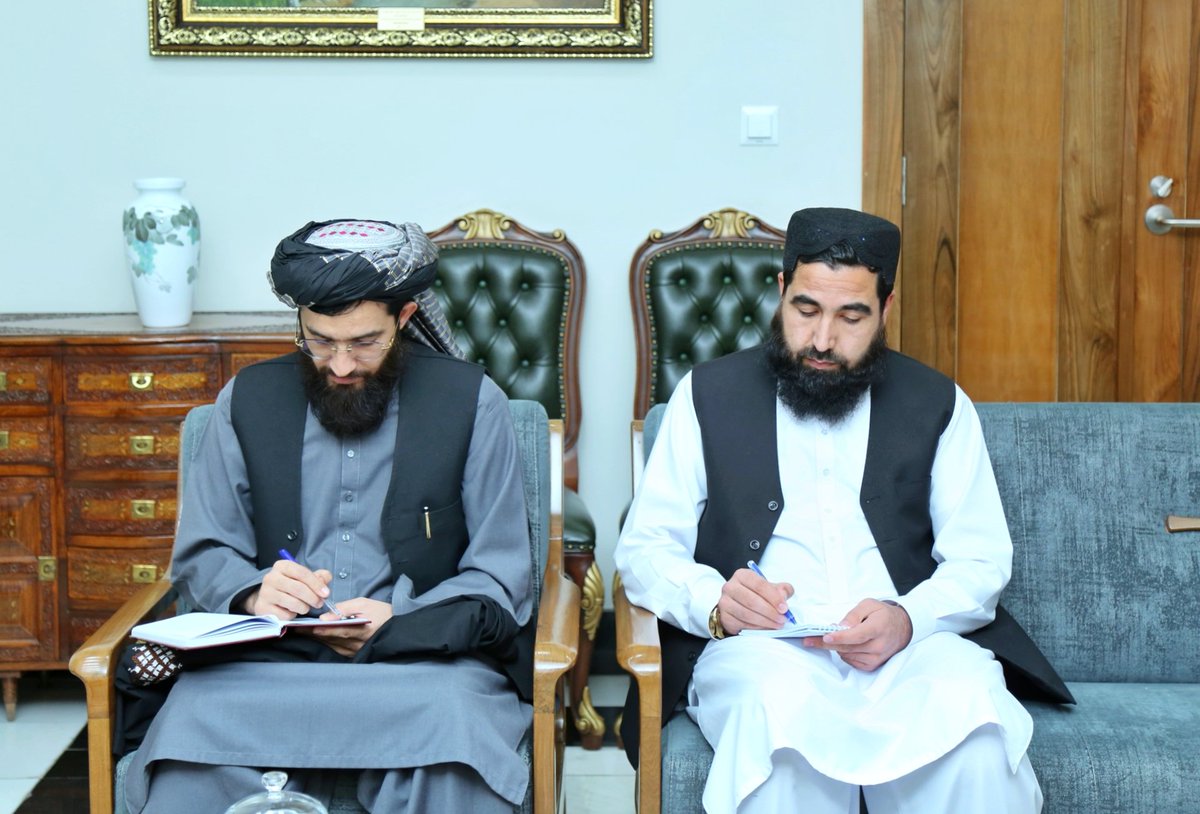 MoFA_Afg's tweet image. محترم ژاو شینگ سفیر جمهوری مردم چین مقیم کابل با محترم مولوی امیرخان متقی وزیر امور خارجه امارت اسلامی افغانستان، در خصوص همکاری‌های دوجانبه، تحولات منطقه‌ای و روند مذاکرات جاری در شهر اورمچی کشور چین، بحث و تبادل نظر نمودند.