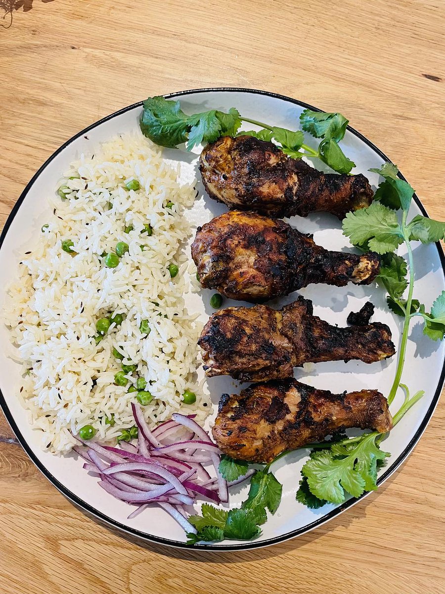 coookwithchris's tweet photo. CHICKEN AND RICE gets a bad rap because most people don't know how to cook it (dry and bland)

Here are my 5 favorite ways to make delicious chicken & rice: