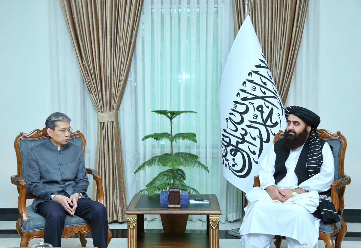 MoFA_Afg's tweet image. محترم ژاو شینگ سفیر جمهوری مردم چین مقیم کابل با محترم مولوی امیرخان متقی وزیر امور خارجه امارت اسلامی افغانستان، در خصوص همکاری‌های دوجانبه، تحولات منطقه‌ای و روند مذاکرات جاری در شهر اورمچی کشور چین، بحث و تبادل نظر نمودند.
