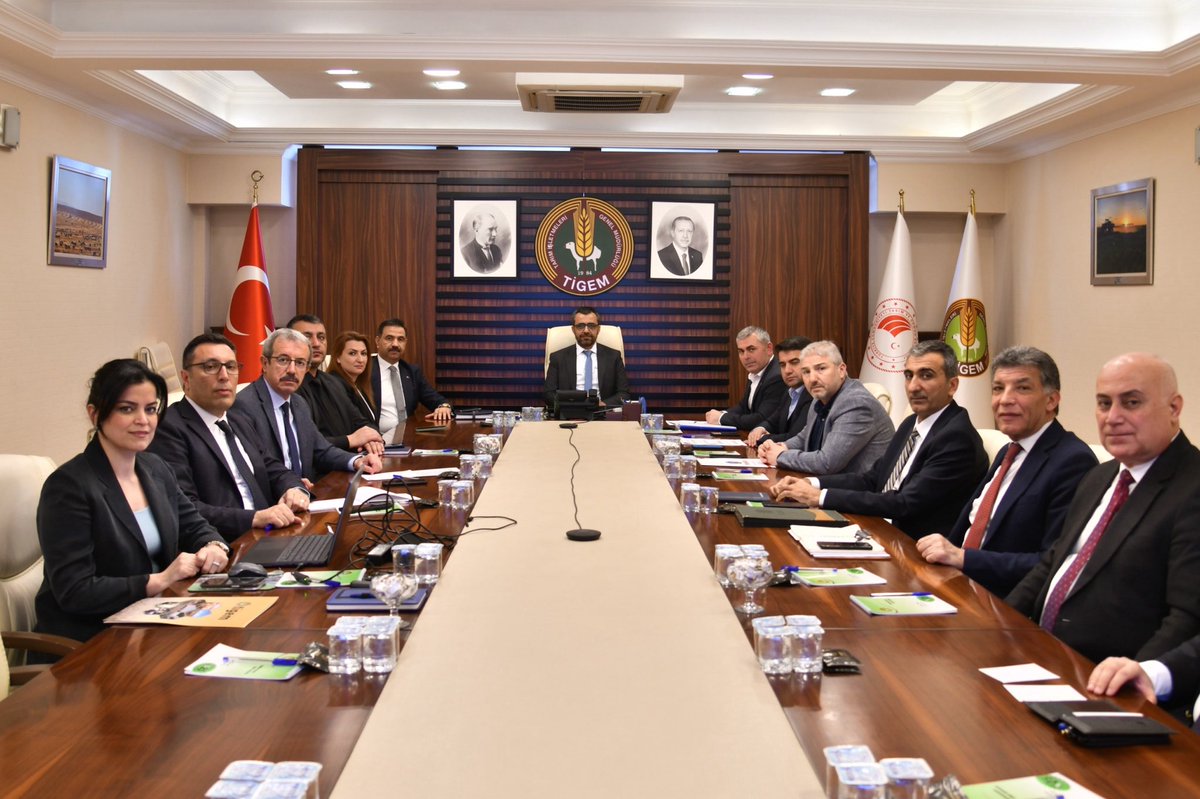 TocBirSenGM's tweet photo. Tarım ve Ormancılık Hizmet Kolu'nun Yetkili Sendikası Toç Bir-Sen olarak; Kamu İşveren Heyeti ile imza altına aldığımız 8. Dönem Toplu Sözleşmesi gereği, 2026 ve 2027 yılları için Tarım İşletmeleri Genel Müdürlüğü Personeline verilecek olan Koruyucu Giyim ve Donanım Malzemelerine ilişkin usul ve esasları belirlemek amacıyla Komisyon marifetiyle yürüttüğümüz Yönerge yazım çalışmaları 07/04/2026 tarihinde yapmış olduğumuz toplantı ile tamamlanmıştır.

Komisyon olarak mutabık kaldığımız Koruyucu Giyim ve Donanım Malzemesi Yönergesi'nin TİGEM Genel Müdürü tarafından onayına müteakip; Komisyon tarafından ürünlere ilişkin tavan fiyat belirleme süreci başlatılacak olup, akabinde dağıtım işlemlerine başlanacaktır. 

Yetkili Sendika olarak Komisyon marifetiyle yürütmüş olduğumuz çalışmalara ilişkin TİGEM Personelini bilgilendirmeye devam edeceğiz.

@tigemgovtr Personeline Hayırlı Olsun.