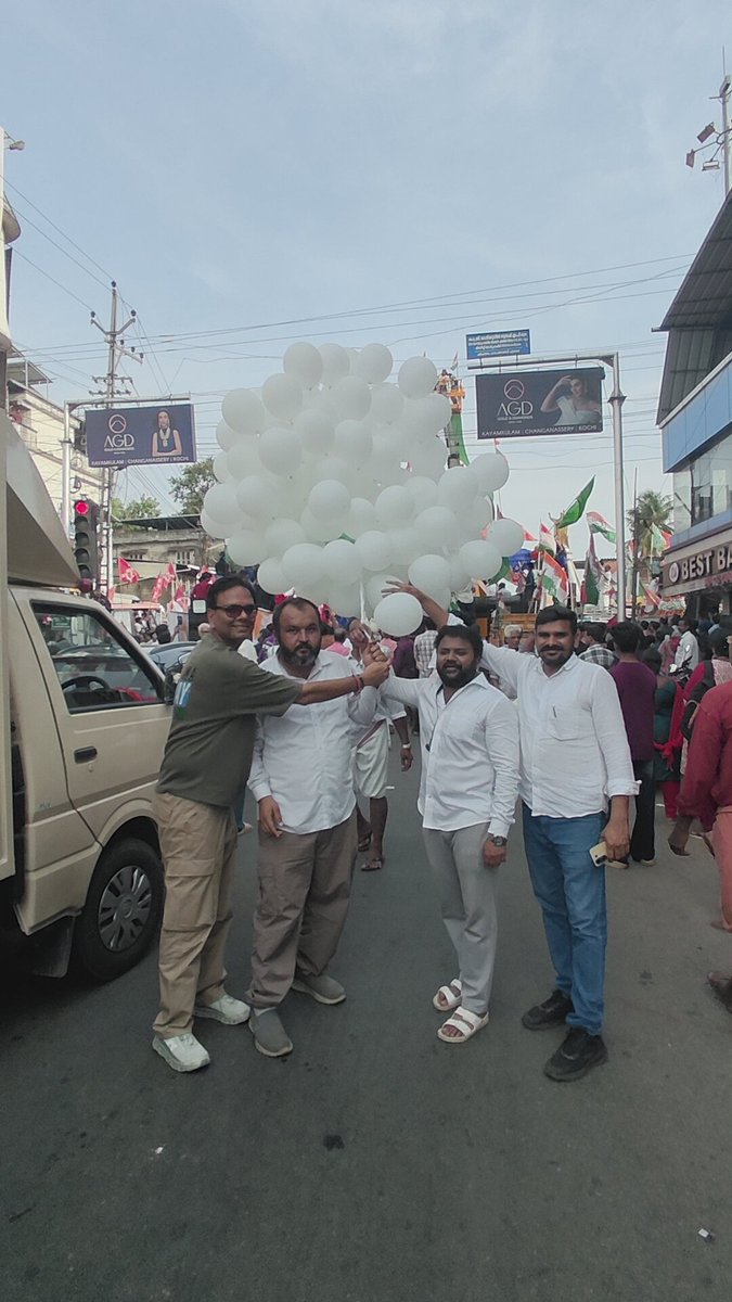 A powerful finale to the #Keralam #UDF campaign! ✌🏼✌🏼
Witnessed an electrifying combined roadshow with #Puthuppally candidate <a href="/Chandyoommen/">Chandyoommen</a> and #Mavelikkara candidate <a href="/AdvMutharaRaj/">Muthara Raj</a>—both leading from the front, standing together in the crane basket, connecting directly with the