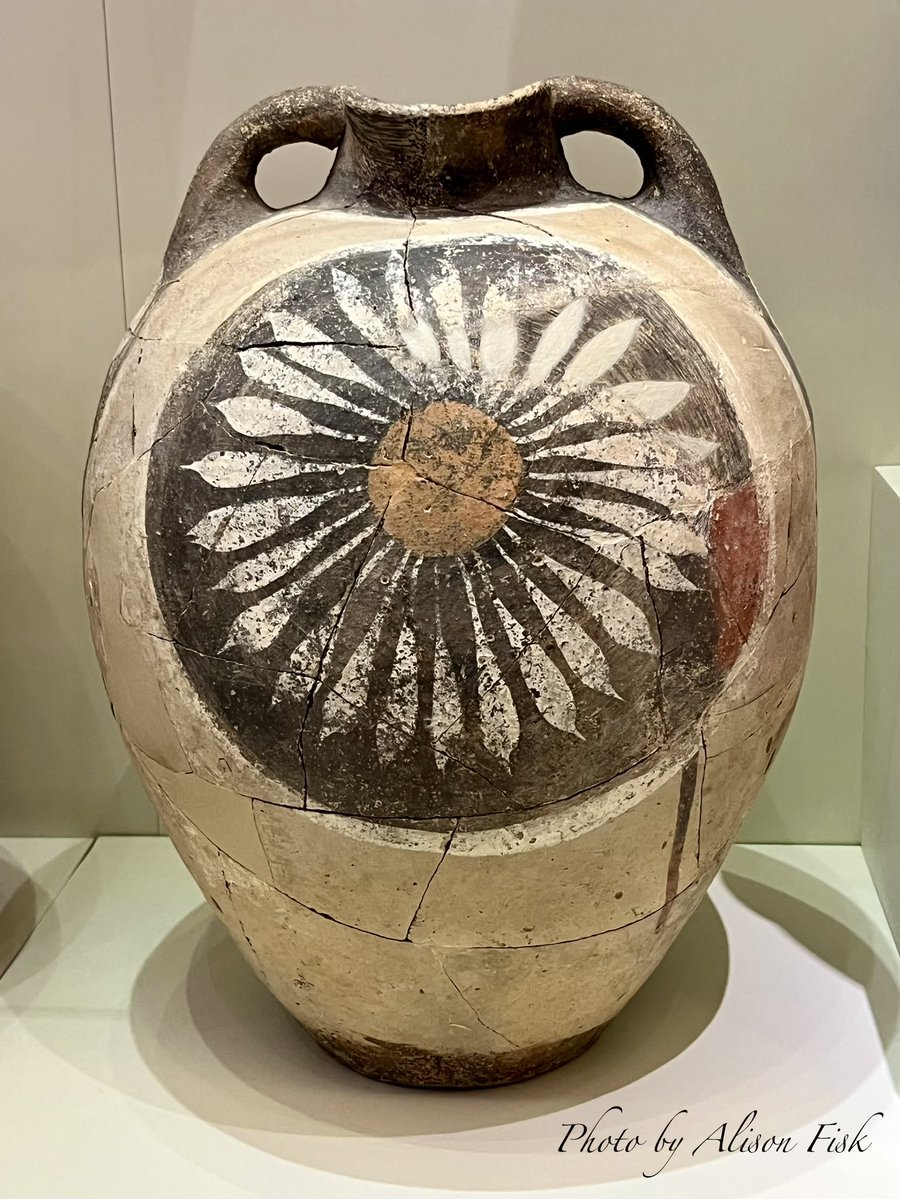 AlisonFisk's tweet image. Minoan amphora with floral design.

3,800 years old and still blooming gorgeous! 🌸 

From Phaistos, Crete. Heraklion Archaeological Museum 
📷 by me

#Archaeology
