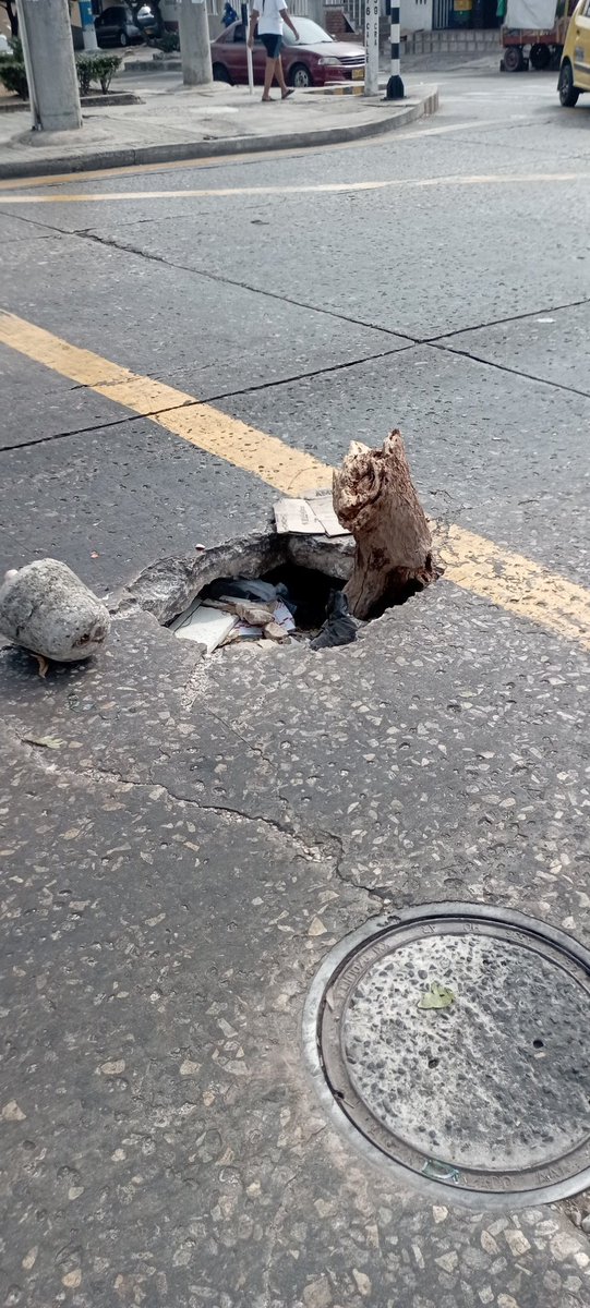 OSVALDOCASTILLA's tweet photo. @alcaldiabquilla @TransitoMebar carrera 38 con calle 76 esquina. Este cráter, al pie del semáforo, sigue creciendo; sentido sur-norte https://t.co/KjkjhyW7II