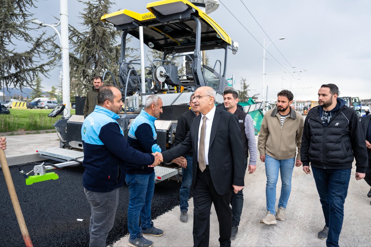 samiermbb's tweet photo. Çevre yolu yan yollarında başlattığımız asfaltlama çalışmalarıyla, hemşehrilerimize daha konforlu, daha güvenli ve kesintisiz bir ulaşım sunmak için sahadayız. https://t.co/tIA5PvB16A