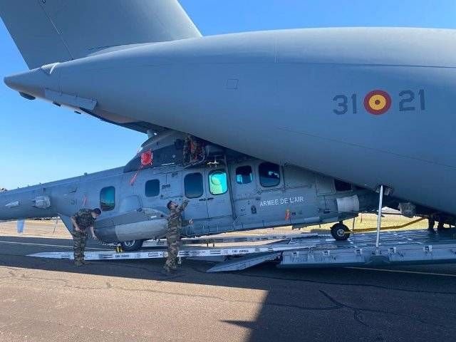 LineroTifon's tweet image. Un T.23 del Ala 31, 31-21, alberga en su intetior un helicóptero Super Puma/Cougar. Nuestra casa antes el Ejército del Aire disponía de esta capacidad.