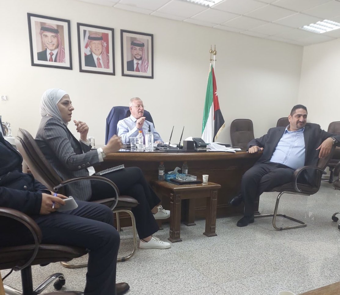 jotransparency's tweet photo. شارك زميلنا @searmali في اجتماع اللجنة الوطنية لمشروع “منظومة حوكمة البلديات” في @Jor_jiacc تم بحث خارطة الطريق والاتفاق على مواعيد تنفيذ الأنشطة الرئيسية بما يسهم في ترسيخ مبادئ الحوكمة الرشيدة، وبما يعكس أهمية الشراكة والتنسيق بين مختلف الجهات المعنية لإنجاح هذا المشروع الوطني. https://t.co/afEasuADxy