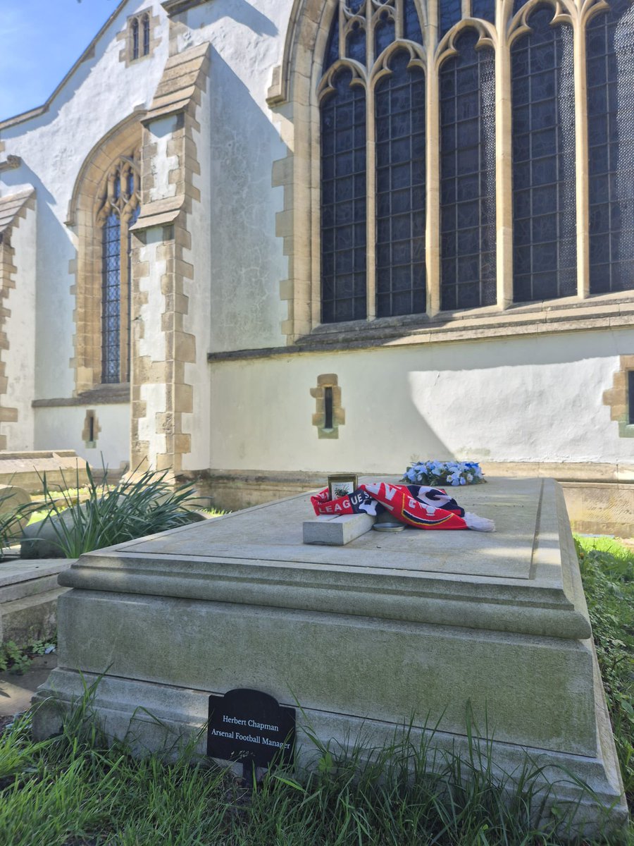 mattspiro's tweet image. At this pivotal time in the season, it was nice to enjoy a reflective walk in Hendon, visiting the old house and grave of the man who masterminded #Arsenal’s first title win in 1931. I’m sure the great Herbert Chapman would be backing Mikel Arteta to clinch no14 💪💪