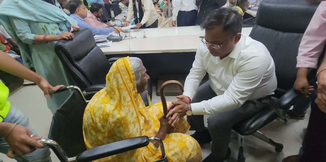 IndoreCollector's tweet photo. मुख्यमंत्री डॉ. मोहन यादव के निर्देशानुसार कलेक्टर श्री शिवम वर्मा की उपस्थिति में आयोजित जनसुनवाई में जरूरतमंदों को त्वरित राहत—शिक्षा, इलाज एवं आजीविका हेतु तत्काल सहायता।
RM:https://t.co/ABdnOVdimP
#CMDrMohanYadav #Jansunwai #MPGov #JansamparkMP #indore
@CMMadhyaPradesh https://t.co/nYhhPrAsJF