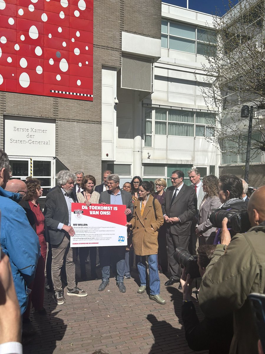 Zojuist namen onze senatoren de petitie van de <a href="/FNV/">FNV</a> in ontvangst om de afbraak van dit kabinet te stoppen. 

Wij steunen de FNV in hun strijd voor een eerlijke AOW-leeftijd, een sterk sociaal vangnet, zorg zonder kaalslag en een rechtvaardige verdeling van lasten.

<a href="/b_v_apeldoorn/">Bastiaan van Apeldoorn</a>
