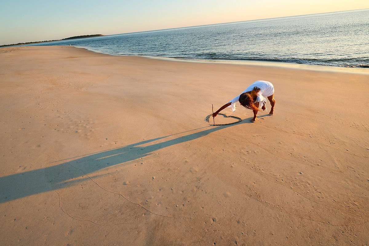 BethFratesMD's tweet image. "We scientists have found that doing a kindness produces the single most reliable increase in wellbeing of any exercise we've ever tested." Martin Seligman, Psychologist and Educator 💙

#tuesdaythoughts #quote #psychology #HealthCoach #Kindness #BeKind #KindnessMatters