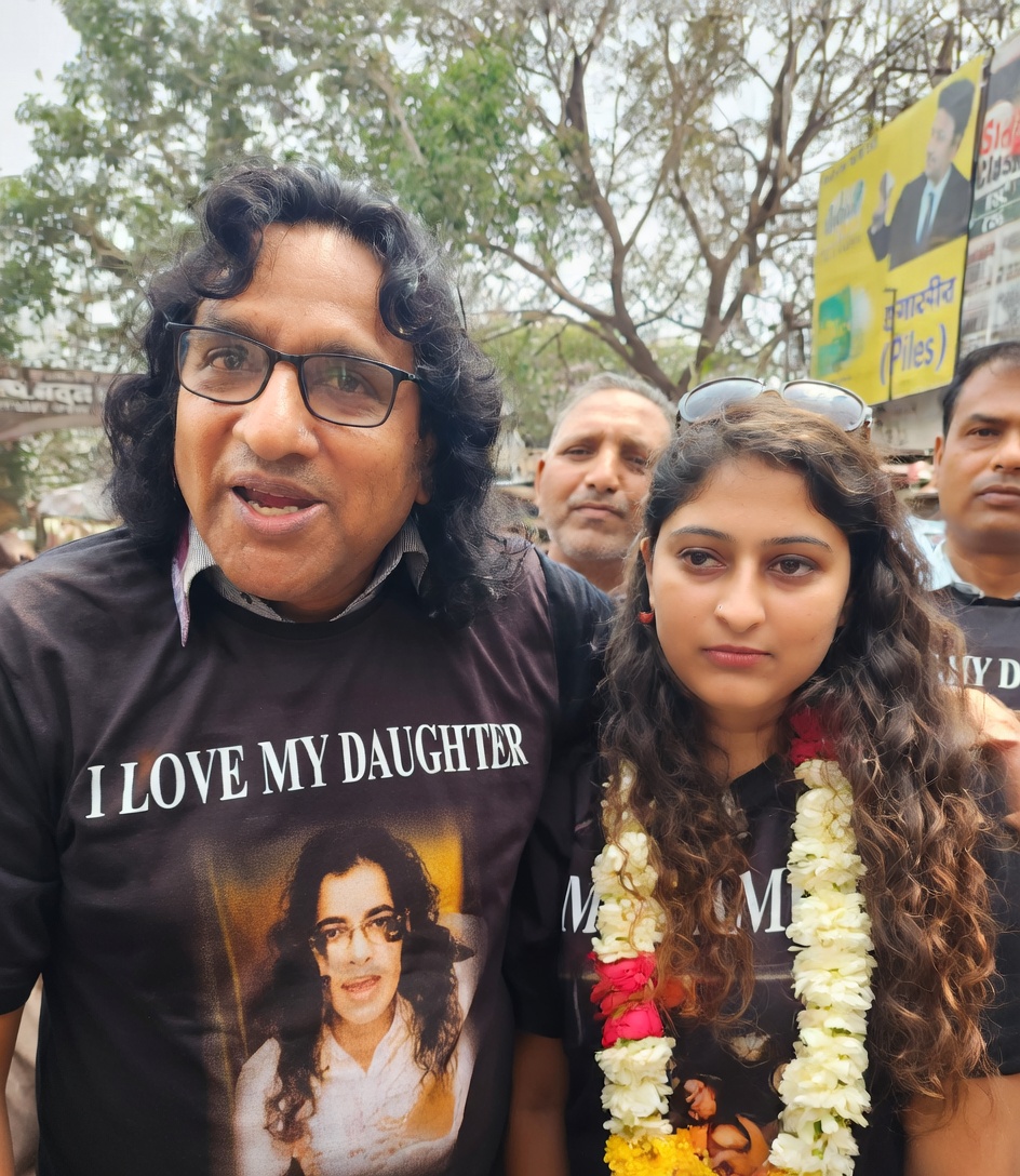 askrajeshsahu's tweet photo. अभी दो दिन पहले आपने एक खबर पढ़ी होगी। मेरठ में एक लड़की का तालाक हुआ तो उसके परिवार के लोगों ने ढोल-ताशे बजवाकर उसे अपने घर ले आए थे। लड़की का नाम प्रणिता है, उनके पिता ज्ञानेंद्र शर्मा जज रहे हैं। उन्होंने कहा था कि हमारी बेटी को परेशान किया गया। हमने कोई पैसा नहीं मांगा, हमें हमारी बेटी चाहिए थी, इसलिए हम इसे अपने साथ लेकर जा रहे। महिला सशक्तिकरण का यह उदाहरण दुनिया भी देखे। 

चूंकि इस तरह का मामला सामने आया तो लोगों ने लड़के पक्ष को आरोपी बना दिया। कई जगहों पर भला-बुरा कहा गया। वह भी तब जब उनका कोई पक्ष नहीं आया। अब उस पक्ष ने अपनी बात रखी है। 

प्रणिता की जिससे 2018 में शादी हुई थी वह गौरव अग्निहोत्री हैं, सेना में मेजर हैं। गौरव के पिता श्याम किशोर अग्निहोत्री रिटायर्ड सूबेदार हैं। वह कहते हैं, जब से सोशल मीडिया पर ढोल-ताशे वाले वीडियो आए तब से हम लोगों का बहुत मजाक बनाया गया। इसे देखकर हमारी आंखों में आंसू आ गए। हमारे बेटे पर तो क्या ही बीत रही होगी। 

श्याम कहते हैं, इस शादी में हमने कोई दहेज नहीं लिया था। लेकिन पहले दिन से हम विवाद शुरू हो गया। वो लोग सबकुछ अपनी मर्जी का करवाना चाहते थे। एक साल के अंदर ही बेटे के खिलाफ मुकदमा लिखवा दिया। हमने उत्तराखंड के चीफ जस्टिस को चिट्ठी लिखी, उन्होंने मामले की जांच करवाई, पता चला कि ज्ञानेंद्र शर्मा ने अपनी ताकत का गलत इस्तेमाल किया। उन्होंने कहा कि या ज्ञानेंद्र इस्तीफा दें या फिर आपस में मामला सुलझा लें। मामला बाहर ही सुलझ गया। 

श्याम बताते हैं, प्रणीता ने पिछले साल एक बेटे को जन्म दिया। हम सब खुश हुए। लेकिन कुछ दिन बाद प्रणिता उसे लेकर अपनी मां के घर चली गई। वहां उन्होंने बच्चे का मुंडन करवा दिया। जबकि मुंडन की जिम्मेदारी तो हमारी थी, हम अच्छे से करते। जब हमने एतराज जताया तो उन्होंने फिर से तलाक की बात कही। बेटा तलाक नहीं चाहता था लेकिन वह इतना परेशान हो गया कि उसने हां कर दिया। 

श्याम कहते हैं, वो लोग कह रहे कि हमने तलाक के बाद कुछ नहीं लिया। जबकि हकीकत यह है कि हमने 3 बीघा जमीन अपनी बहू के नाम कर दी। मेरे बेटे की जो कार थी वह उन्होंने अपने पास रख ली। 55-60 लाख रुपए की ज्वेलरी थी, उसे भी उन्होंने अपने पास रख लिया। हमने तो कभी भी गुजारा भत्ता देने से मना नहीं किया। 

पहली दो फोटो में प्रणिता और उनके रिटायर्ड जज पिता हैं। तीसरी फोटो में श्याम किशोर हैं। चौथी तस्वीर में मेजर गौरव और प्रणिता हैं।