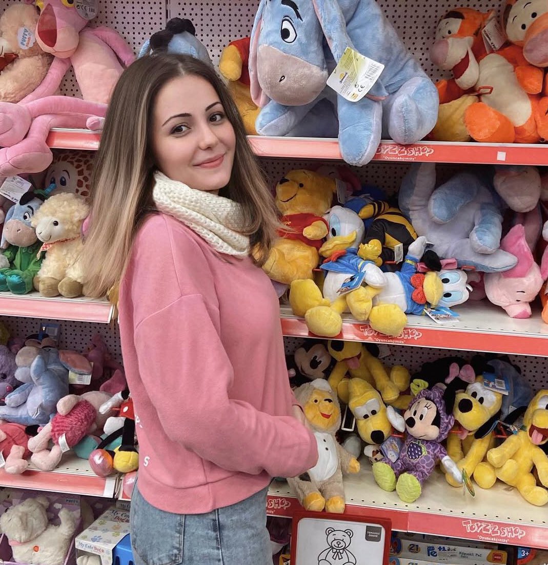 Iraz Bayrak, 26 yaşında İBB’de çalışan yazılım mühendisi. Erişim yetkisi olmadığı bir veri sızıntısı iddiasıyla tutuklu.

Iraz Bayrak’ın babası: Her gün sabah 06:00’da Silivri’ye geliyorum, niye biliyor musunuz? İzleyici sıralarına bir an önce ulaşıp aynı koltukta oturmak için.