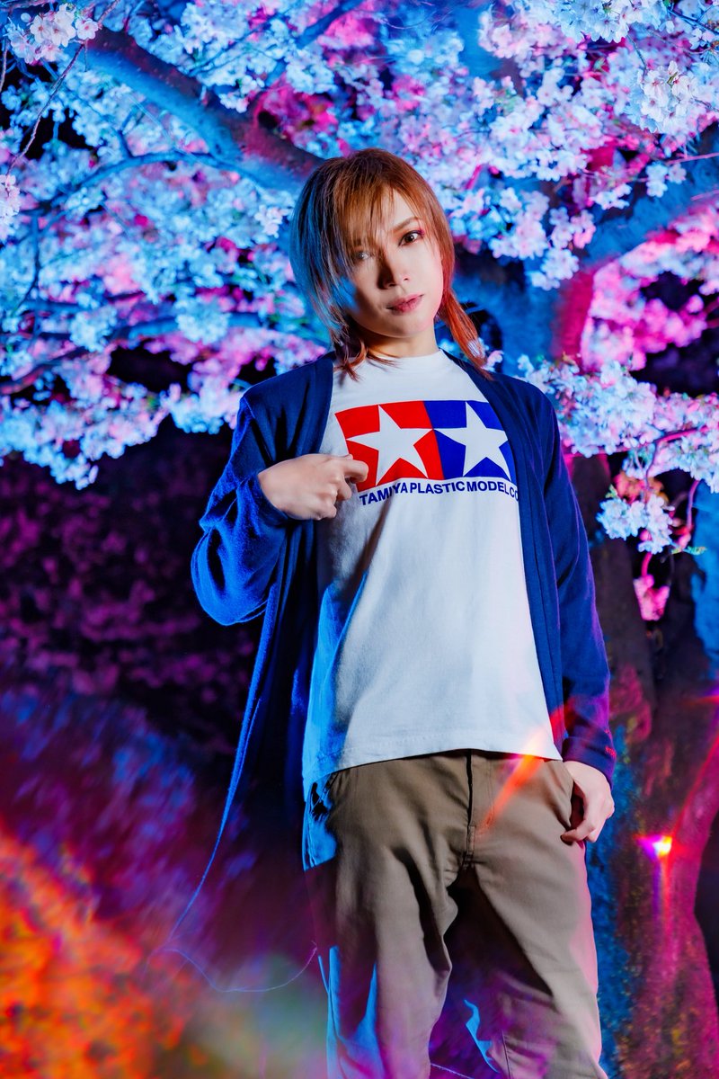 SuganumaPhoto's tweet photo. 作品撮り : 鬼龍院翔

華やかなものを撮っていると、
2,3枚目みたいのも撮りたくなるよね📷🌸

撮影：菅沼剛弘
(@SuganumaPhoto)
ヘアメイク：tomoka sasagawa
(@TOMOKA0923)

#鬼龍院翔 #ゴールデンボンバー
#TSフォト https://t.co/C83jhAXfxu