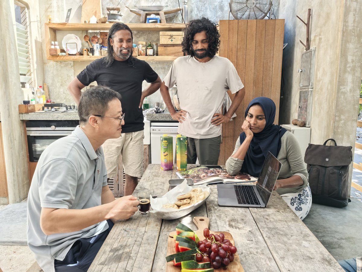 China_Amb_Mdv's tweet photo. Today, I had the pleasure of spending a delightful afternoon with a group of wise and passionate young people in Villingili. I was deeply moved by their love for Maldivian culture, traditions, and the natural environment. We firmly believe that development is best achieved when people and nature coexist in harmony, and that life is best lived when tradition and modernity are unified in balance. Thank you for your warm hospitality and for sharing such thought-provoking ideas with me. We come from different cultures, yet our philosophical understanding is completely aligned—and that is the most important foundation for us to move forward together.