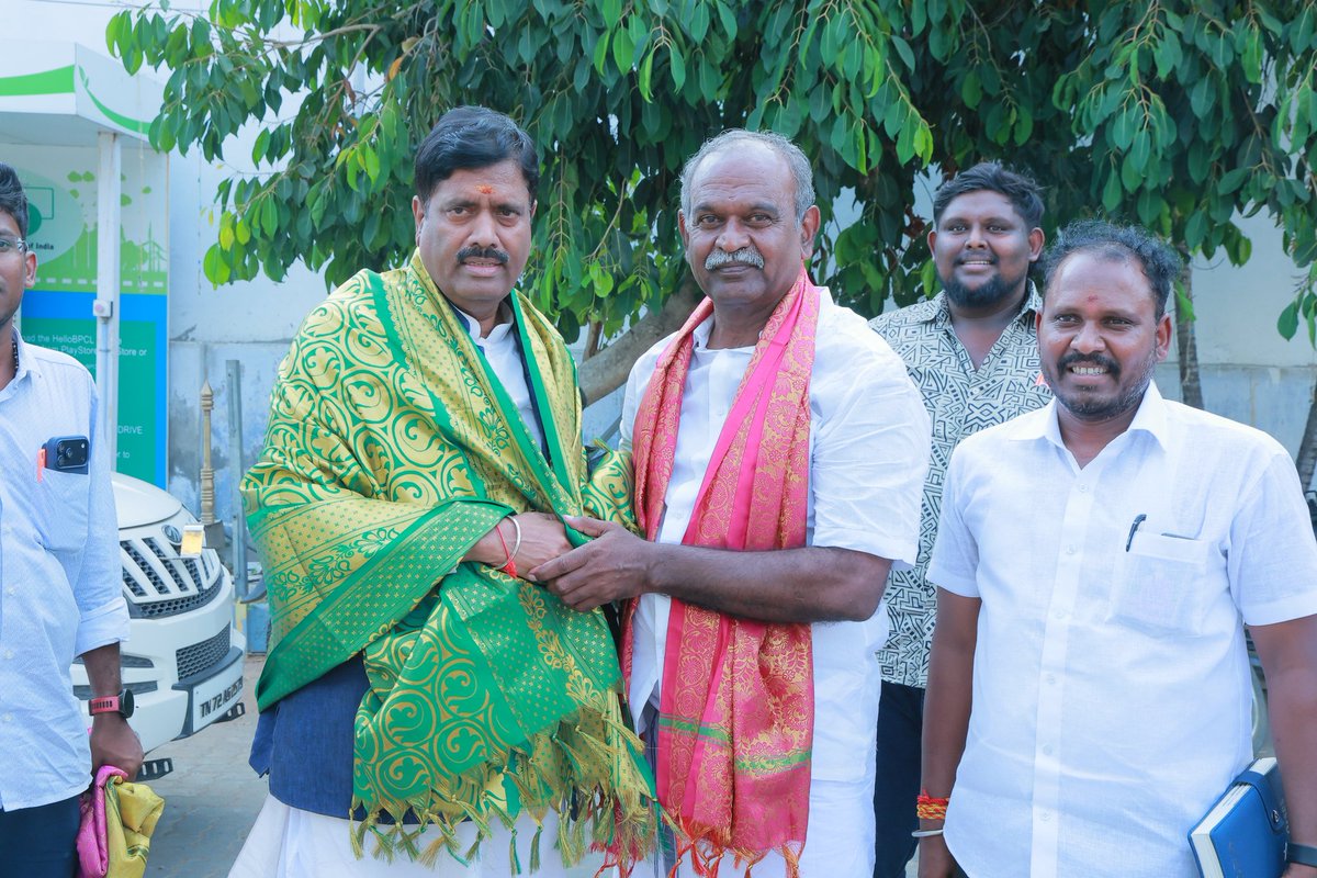 bjp4radhapuram's tweet photo. இன்று ராதாபுரம் சட்டமன்ற தொகுதி வேட்பாளர் பண்ணை பாலகிருஷ்ணன் அவர்களை நேரில் சந்திக்க வருகை தந்த தமிழக மேலிடப் பொறுப்பாளர் திரு அரவிந்த் மேனன் அவர்களை அன்புடன் வரவேற்றதில் மகிழ்ச்சி.
#bjp #bjpradhapuram #radhapurambjp #bjp4radhapuram #tnelection2026 #pannaibalakrishnan #bjpitwing https://t.co/a29nvGPaeI