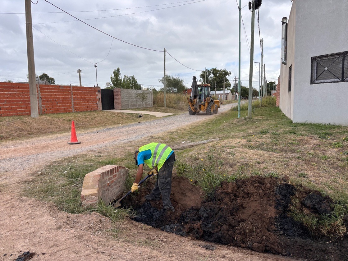 Tareas de Mejoramiento Vial sobre 950 metros lineales en el nuevo barrio Santa Ana

➡️Las tareas incluyen la limpieza de cunetas, entoscado y abovedado de calzada con aporte de piedra partida como capa de rodamiento