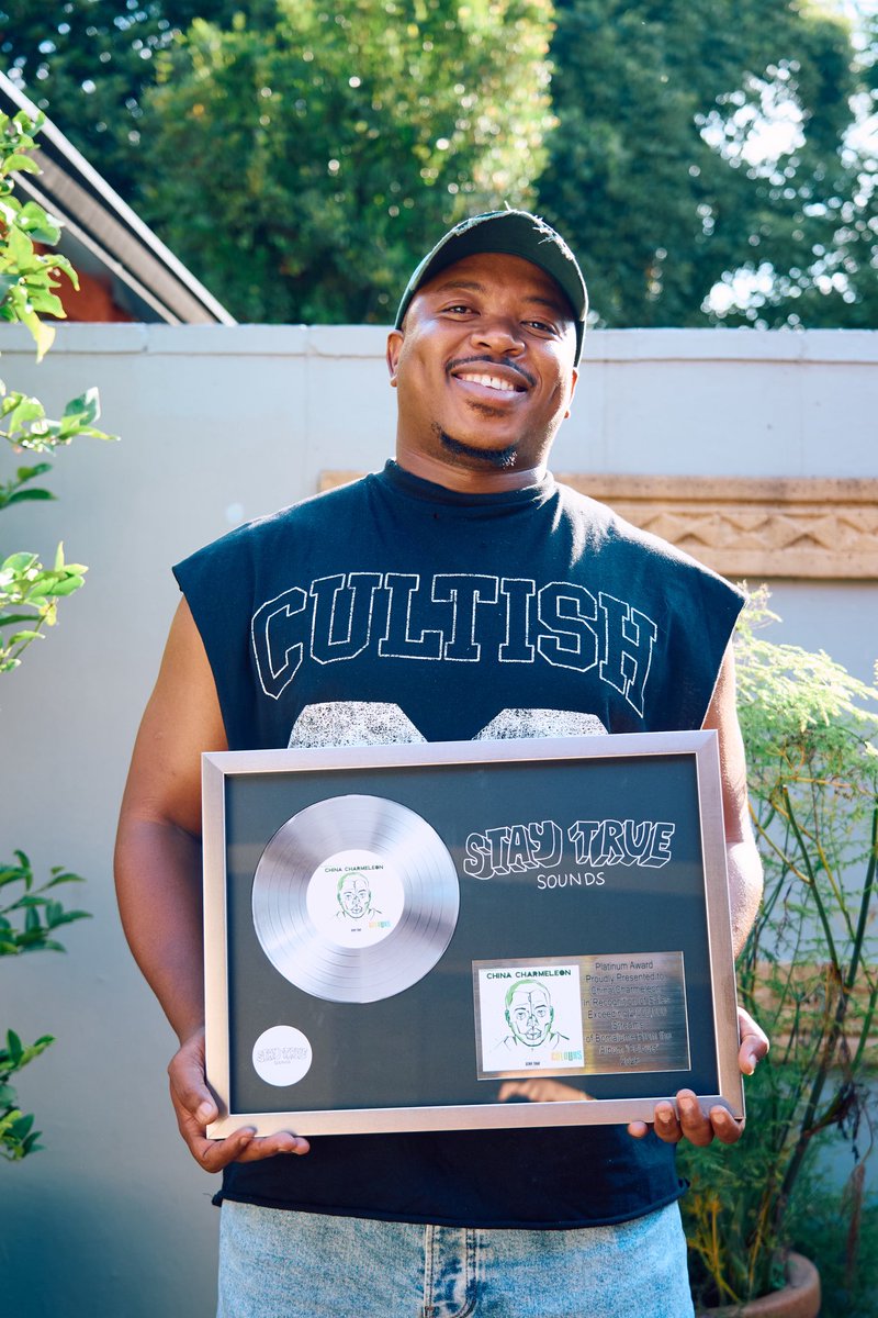 CharmeleonChina's tweet photo. 2 MILLION STREAMS 🤯🏆
“Bomalume” from Colours just hit Platinum status, and I’m honestly overwhelmed with gratitude. This journey has been nothing short of incredible, and it wouldn’t mean anything without every single one of you who listened, shared, danced, and believed in me. https://t.co/Fpi6Qeqy8t