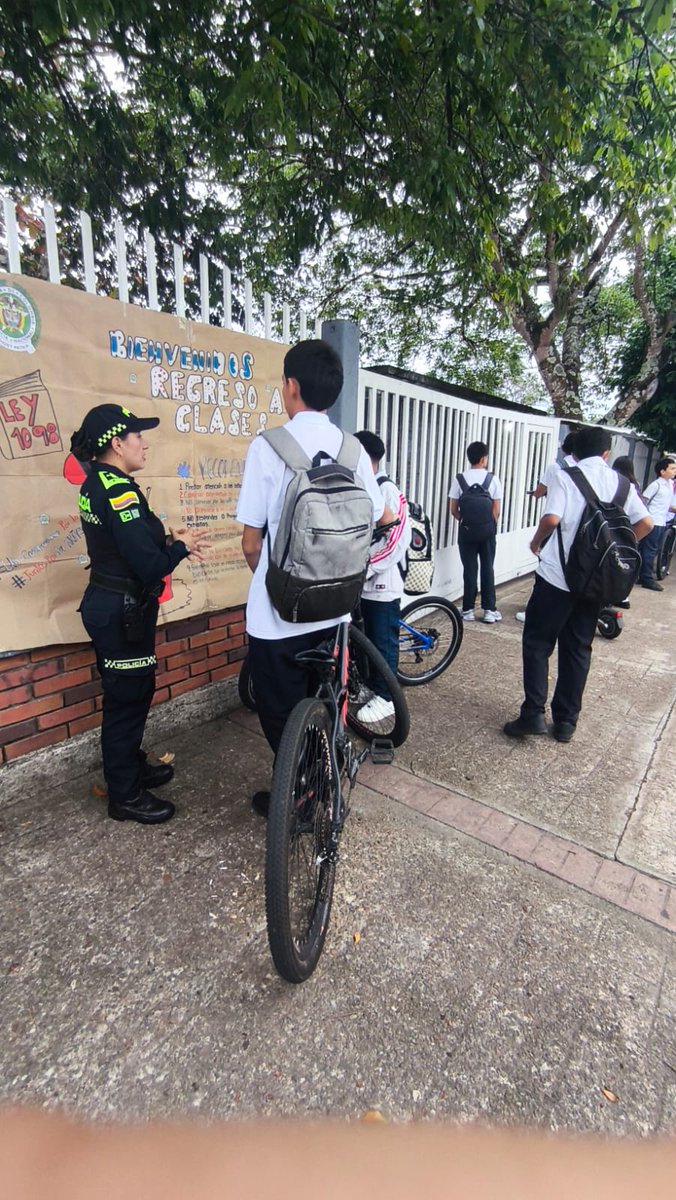 PoliciaCasanare's tweet photo. En Monterrey, @ProteccionPonal , la Policía Nacional, en el marco del REGRESO A CLASES, se desarrollaron jornadas de acompañamiento dirigidas a la comunidad estudiantil de la escuela normal superior  orientadas a fortalecer entornos escolares seguros
#SemanaSantaSegura https://t.co/Ng8LyC629Q